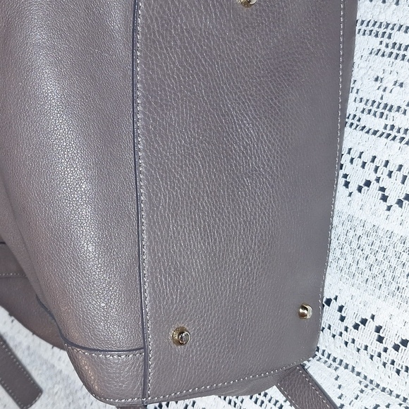 Gray Shoulder Bag with Gold Hardware and Detachable Strap - Picture 5 of 8